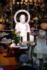 西願寺のお骨仏　　　　お骨を 仏の体内に納め、永代まつります。